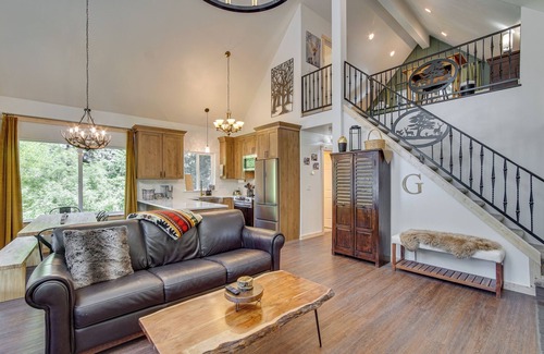 Cle Elum Cabina | Unwind in Cle Elum: Hot Tub & Cozy Fireplace!