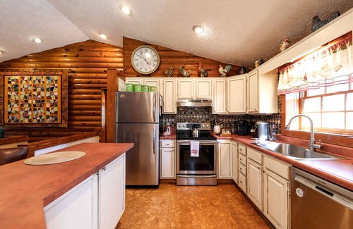 Lovingston Cabina | Unwind in Seclusion: Log Cabin Retreat with Wood Burning Stove & Game Table