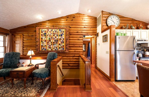 Lovingston Cabina | Unwind in Seclusion: Log Cabin Retreat with Wood Burning Stove & Game Table