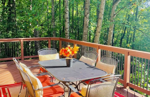 Lovingston Cabina | Unwind in Seclusion: Log Cabin Retreat with Wood Burning Stove & Game Table