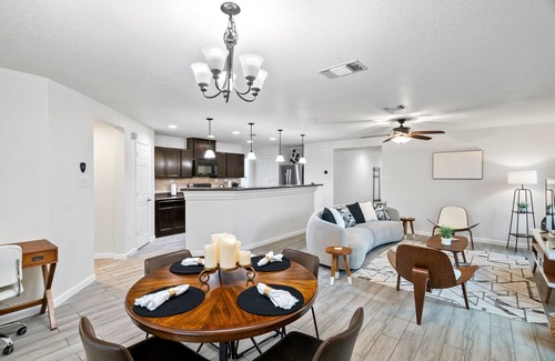 San Antonio Casa | Unwind in Style and Comfort by RedAwning