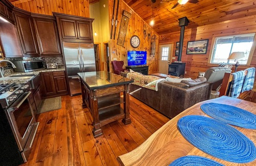 Fleetwood Cabina | Unwind in Style-FirePit, Fireplace & Mtn Views This Fall @AppalachianHideaway