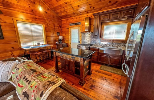 Fleetwood Cabina | Unwind in Style-FirePit, Fireplace & Mtn Views This Fall @AppalachianHideaway