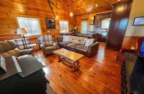 Fleetwood Cabina | Unwind in Style-FirePit, Fireplace & Mtn Views This Fall @AppalachianHideaway