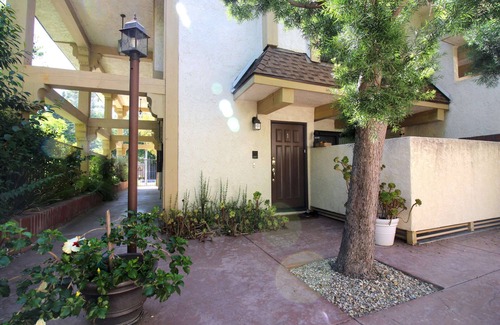 Woodland Hills Condominio | Unwind in Style, Modern, Secure & Centrally Located