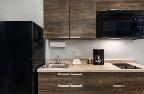 Seven Hills Hotel | Unwind in Suite w/ Kitchen Near Hidden Falls Park & Amargosa Trailhead