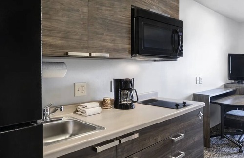 Seven Hills Hotel | Unwind in Suite w/ Kitchen Near Hidden Falls Park & Amargosa Trailhead