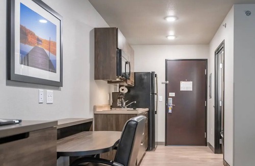Seven Hills Hotel | Unwind in Suite w/ Kitchen Near Hidden Falls Park & Amargosa Trailhead