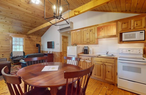 Northport Cabina | Unwind in this dog-friendly cabin with kitchen, firepit, WiFi & wooded views