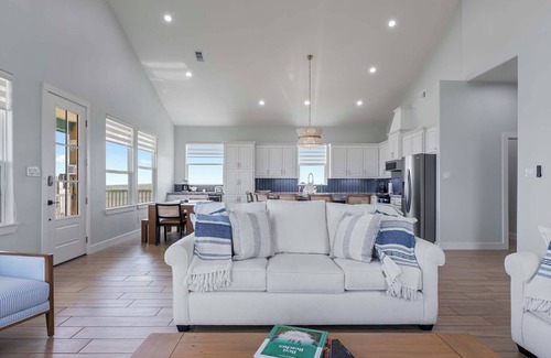 Palacios Casa | Unwind on the Bay- Fishing, Pool, Tennis, Basketball courts & Kids' Playground