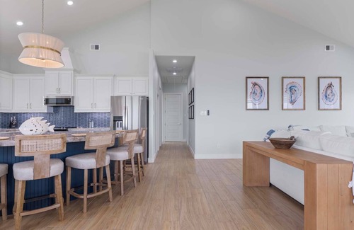 Palacios Casa | Unwind on the Bay- Fishing, Pool, Tennis, Basketball courts & Kids' Playground