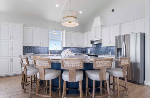Palacios Casa | Unwind on the Bay- Fishing, Pool, Tennis, Basketball courts & Kids' Playground