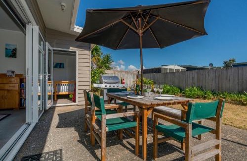 Matarangi Casa | Unwind on The Fairway - Matarangi Holiday Home