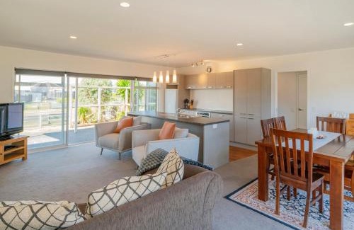 Matarangi Casa | Unwind on The Fairway - Matarangi Holiday Home