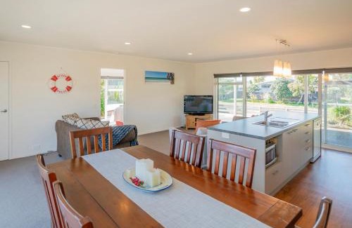 Matarangi Casa | Unwind on The Fairway - Matarangi Holiday Home