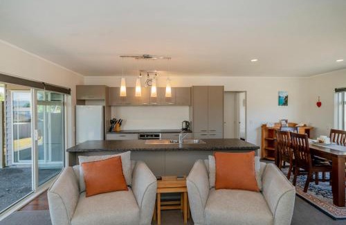 Matarangi Casa | Unwind on The Fairway - Matarangi Holiday Home