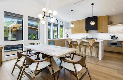 Olympic Valley Cabina | Lux Spacious Palisades Tahoe Home | Beautifully Decorated| Spacious Decks