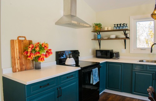 Buckhorn Casa | Unwind & Play: Hot Tub & Game Room Cottage,Steps from Charming town of Buckhorn!