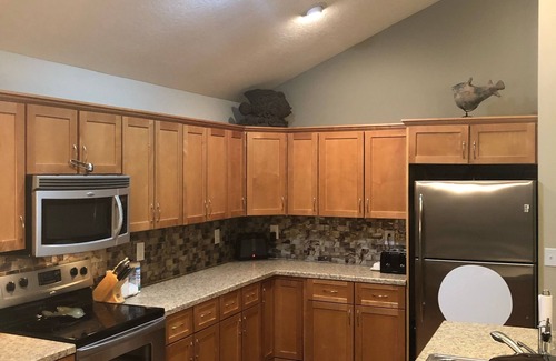 Howard Cabaña | Relájese y vuelva a conectar 4 BDRM Family Cottage- check in 4pm y más tarde, check out 11am