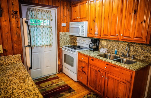 Pine Mountain Chalet De Esquí | Unwind to the sounds of nature in this wooded view chalet