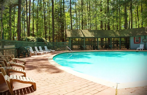 Pine Mountain Chalet De Esquí | Unwind to the sounds of nature in this wooded view chalet