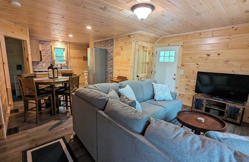 Hawks Cabina | Celebrate the Holidays at the Up North Cabin Lakefront Pet Friendly Fish Hunt