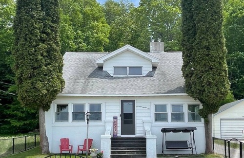 Beulah Cabaña | Up North Cottage: Swim Crystal Lake, Dine Downtown Beulah, Ski Crystal Mountain