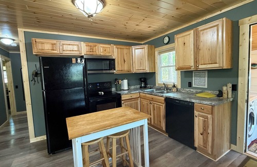 Lake Arrowhead Cabina | Cozy Up North Getaway w/Hot Tub & Fire-pit, close to Hiking Skiing Snowmobiling!