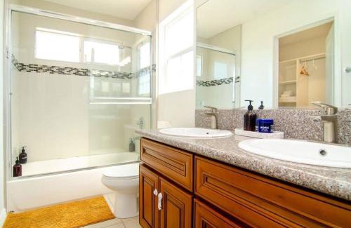 Ontario Apartamento | Up to 20% off weekly stay 3BR 2.5 miles to airport