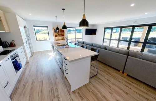 Ohakune Casa | Up to 24 people, 10 bedrooms, 4 bathrooms, 2 kitchens
