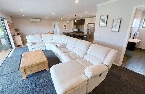 Ohakune Casa | Up to 24 people, 10 bedrooms, 4 bathrooms, 2 kitchens