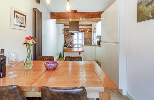 Holmfirth Cabaña | UP-TOP COTTAGE, character holiday cottage in Holmfirth