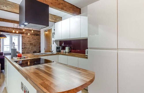 Holmfirth Cabaña | UP-TOP COTTAGE, character holiday cottage in Holmfirth