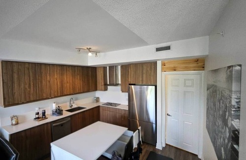 Richmond Hill Casa | Up-town, Two-Story loft