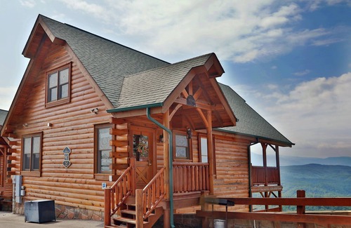 Sevierville Cabina | Up Up Away - Two Bedroom Cabin