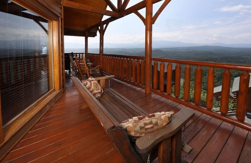 Sevierville Cabina | Up Up Away - Two Bedroom Cabin