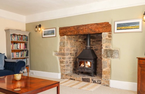 Worlington Cabaña | UPCOTT FARM, pet friendly, with hot tub in Morchard Bishop