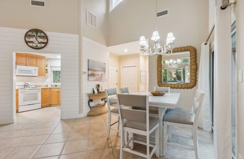 Fernandina Beach Condominio | Updated 1/1 Pool, Walk to Beach and Golf course!
