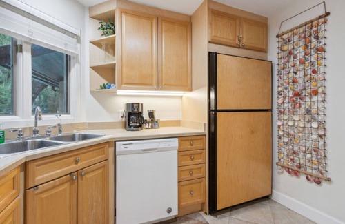 Fernandina Beach Condominio | Updated 1/1 Pool, Walk to Beach and Golf course!