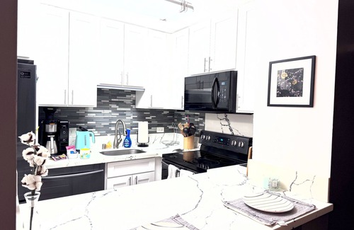 McCully - Moiliili Condominio | Updated 1-bedroom condo in Waikiki with AC and parking