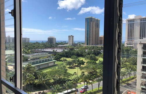 McCully - Moiliili Condominio | Updated 1-bedroom condo in Waikiki with AC and parking