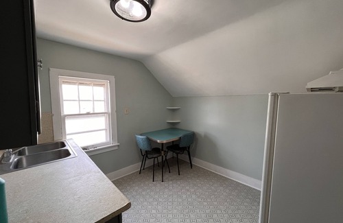 Norfolk Apartamento | Updated 1 Bedroom that allows pets - perfect for healthcare travelers