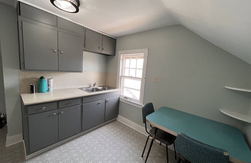Norfolk Apartamento | Updated 1 Bedroom that allows pets - perfect for healthcare travelers