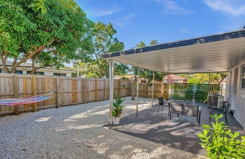 Central Oakland Park Casa | Updated 2/2 home w/a private back yard. 5 minutes from the beach and downtown.