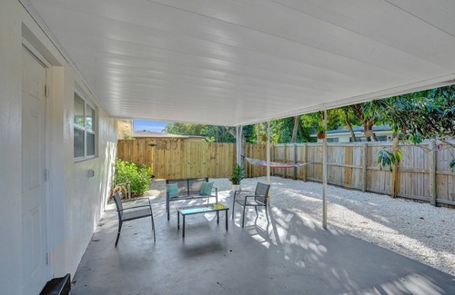 Central Oakland Park Casa | Updated 2/2 home w/a private back yard. 5 minutes from the beach and downtown.
