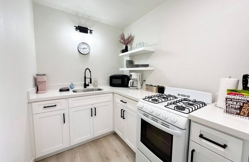 Salida Apartamento | Updated 2-bedroom Apartment close to Hospitals. Located 1 mile from HWY 99.