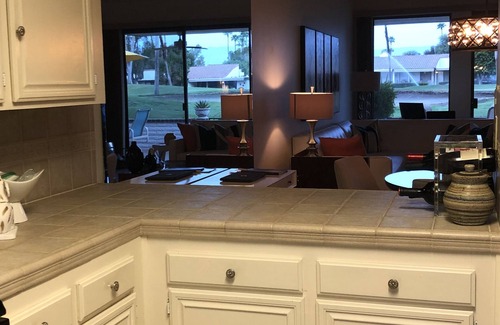 Rancho Mirage Condominio | Actualizado 2 dormitorios y 2 baños en el campo de golf sur con carrito de golf
