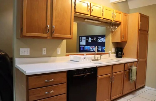 Springfield Casa | Updated 2 BR/2BA in family friendly home and neighborhood