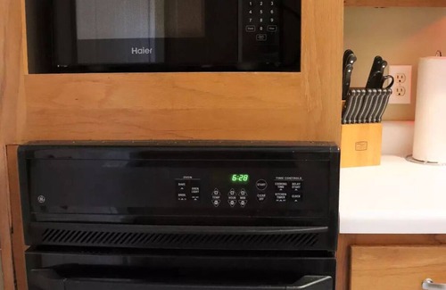 Springfield Casa | Updated 2 BR/2BA in family friendly home and neighborhood
