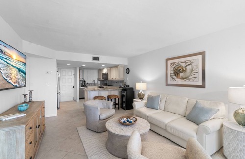 Vanderbilt Beach Condominio | 🏖️Updated 2BR Barefoot Pelican – Bay Views & Pool